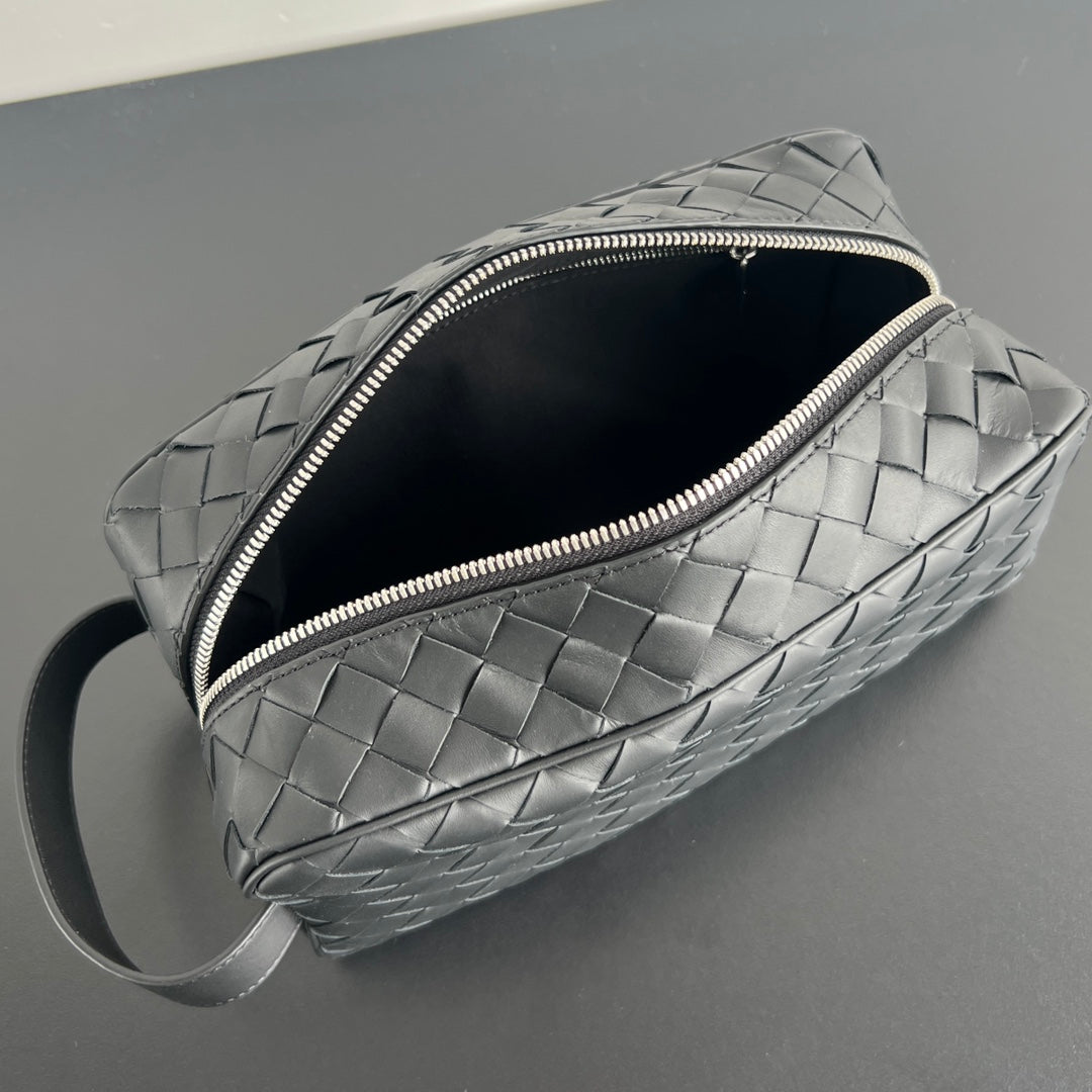 INTRECCIATO CLUTCH 26 IN BLACK CALFSKIN