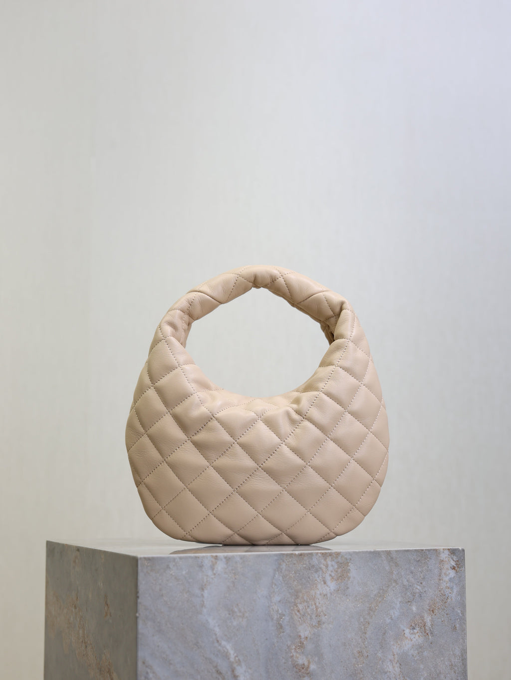 YSL 25S ICARINO 17 IN BEIGE QUILTED CALFSKIN GOLD HARDWARE