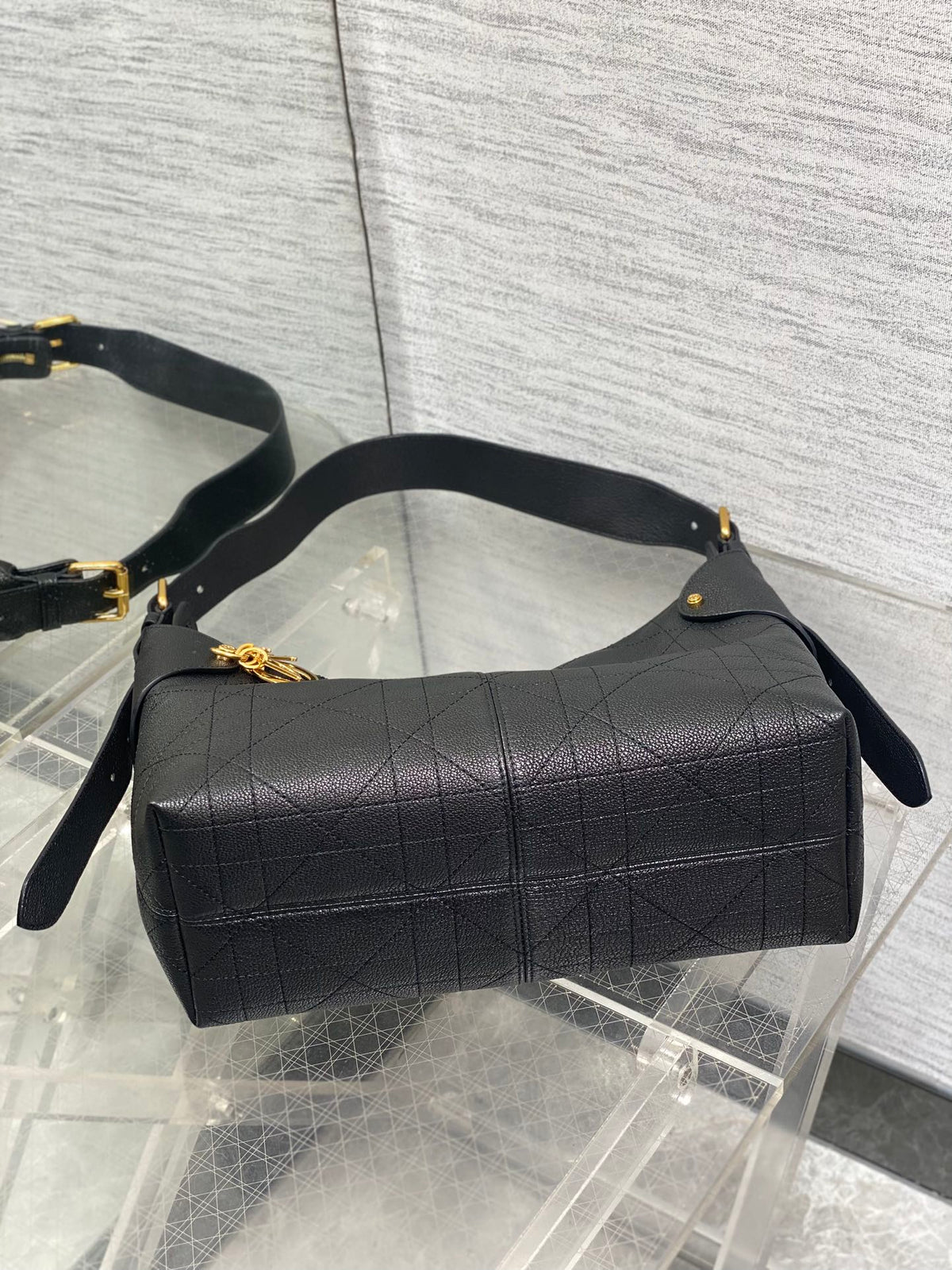 DIOR 25S MEDIUM VOYAGE BAG 28 IN BLACK FLAT MACROCANNAGE GRAINED CALFSKIN
