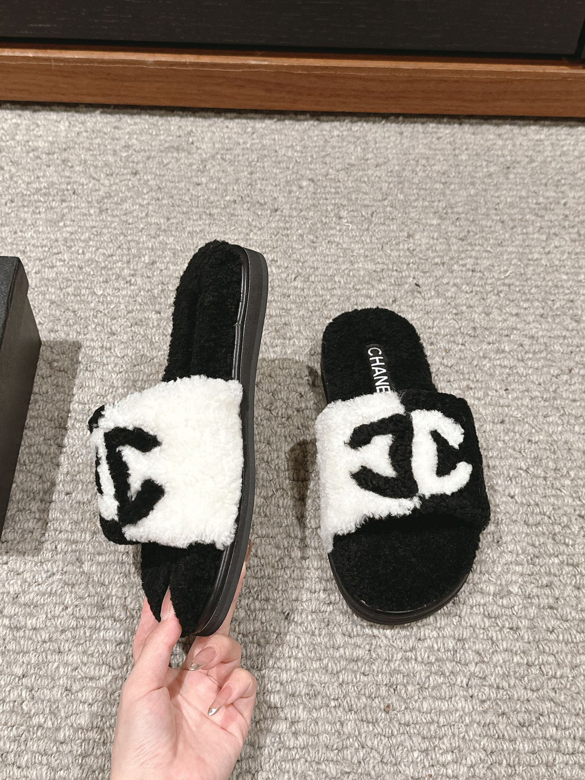 CHANEL SLIPPERS IN BLACK MIX WHITE FLEECE