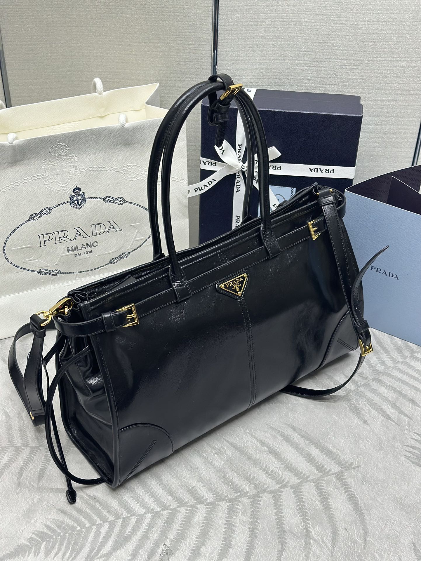 PRADA 25S BONNIE LARGE HANDBAG 38 IN BLACK GLOSSY CALFSKIN GOLD HARDWRE