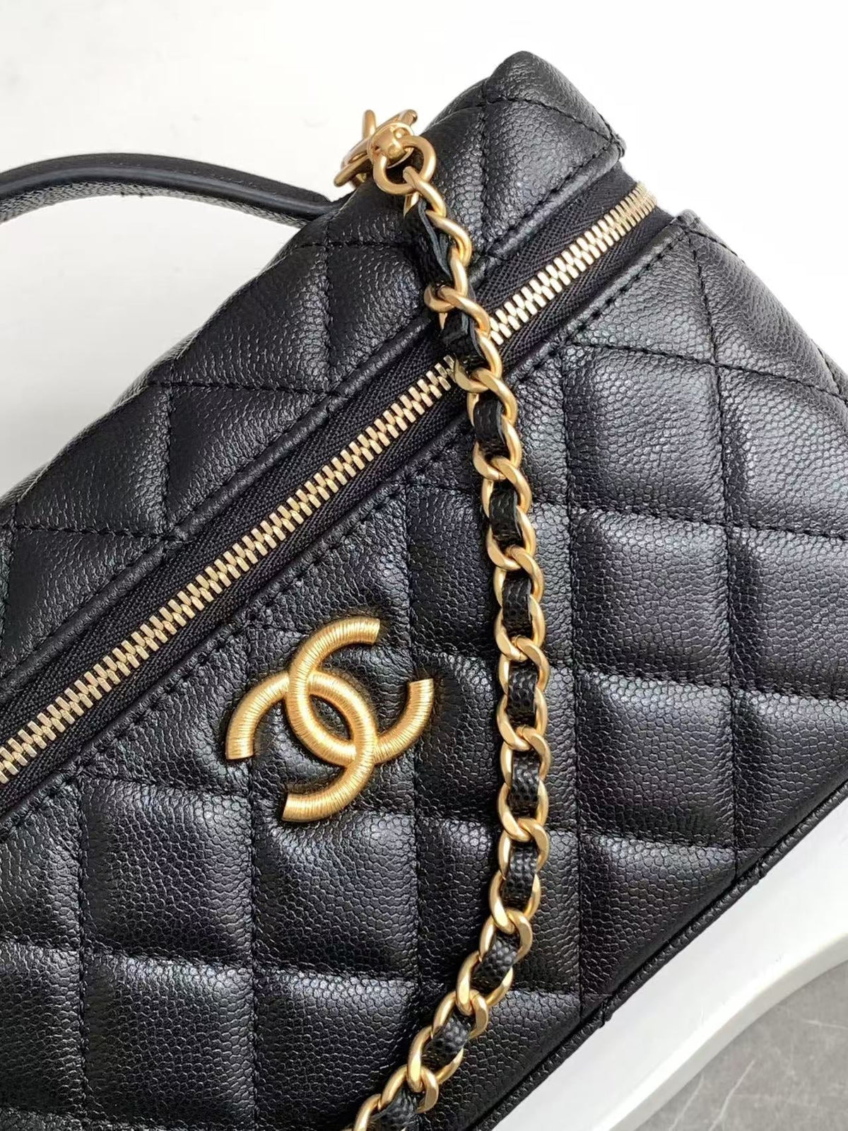 CHANEL VANITY CASE 19 IN BLACK GRAINED CALFSKIN GOLD HARDWARE