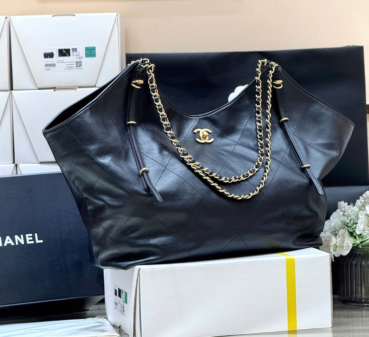 CHANEL LARGE MAXI SHOPPING BAG 59 IN BLACK CALFSKIN GOLD-TONE METAL