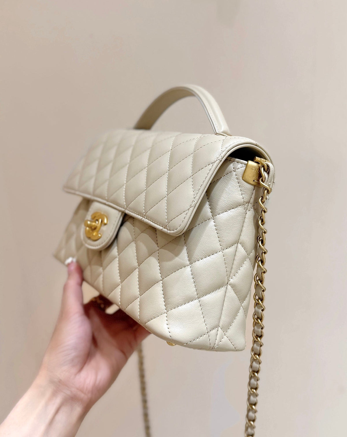 CHANEL QUILTED FLAP BAG WITH HANDLE 26 IN BEIGE LAMBSKIN GOLD PLATED METAL